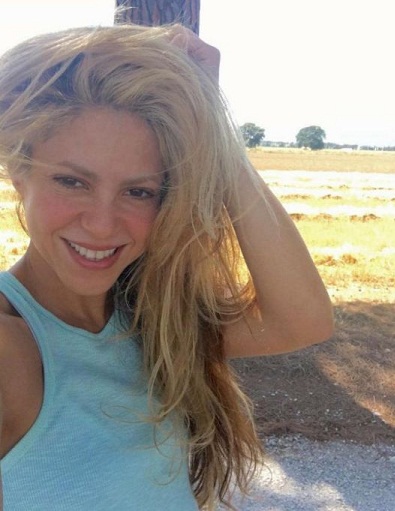 Shakira without Makeup beach dress